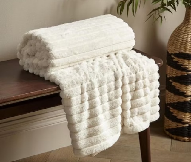 Catherine Lansfield Cosy Ribbed Cream Throw